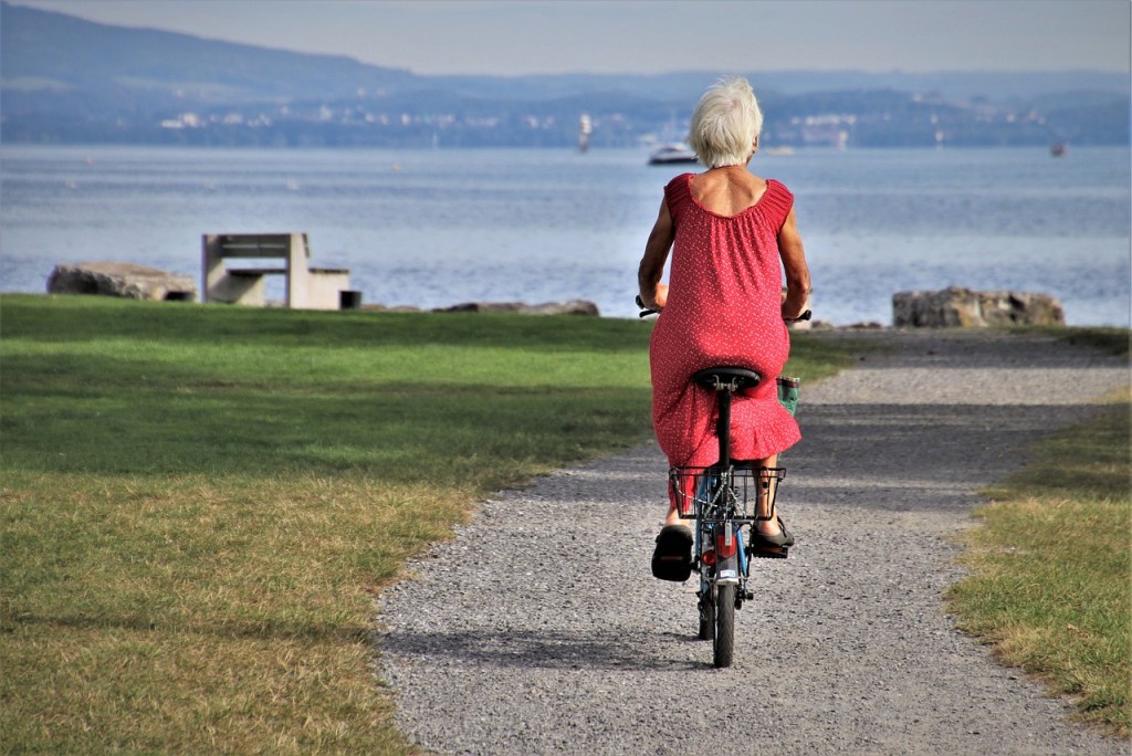 personne âgé qui fait du vélos au bords de la mers